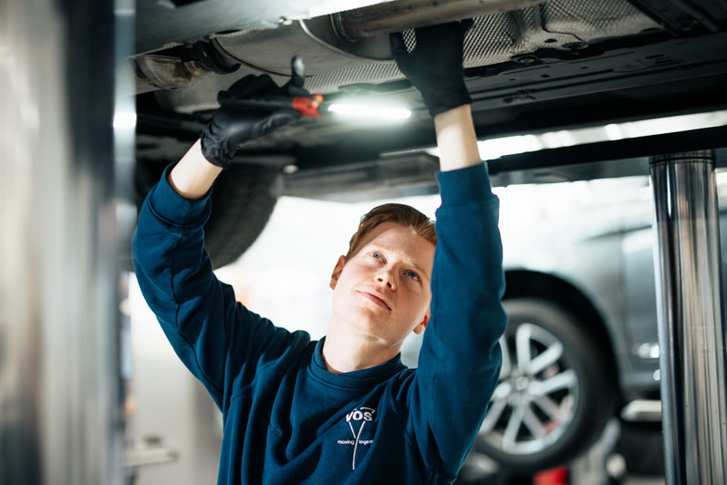 werknemer die helpt bij auto