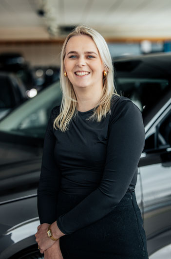 Vrouw voor de auto