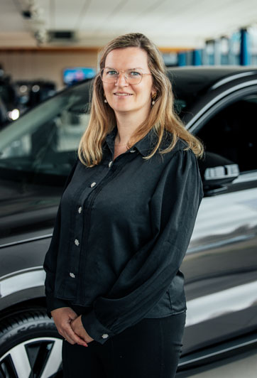 Vrouw voor de auto