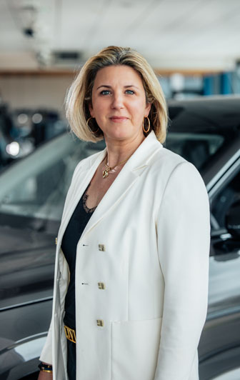Vrouw voor de auto