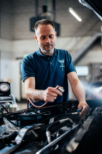 werknemer die helpt bij auto