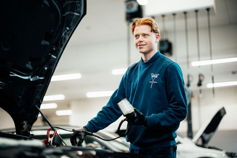 werknemer die helpt bij auto