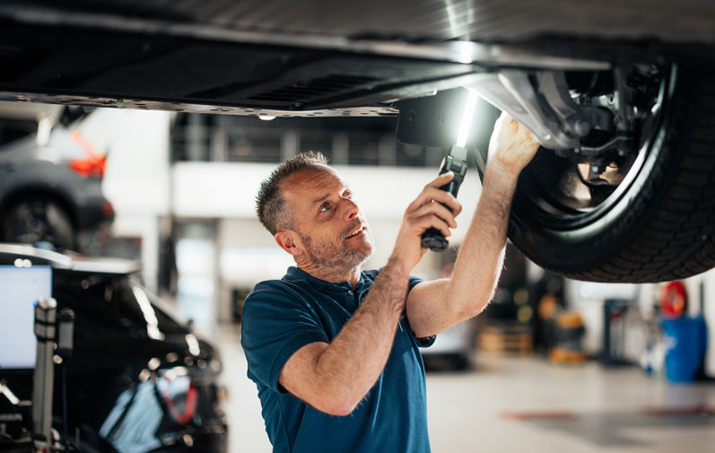 werknemer voor de auto