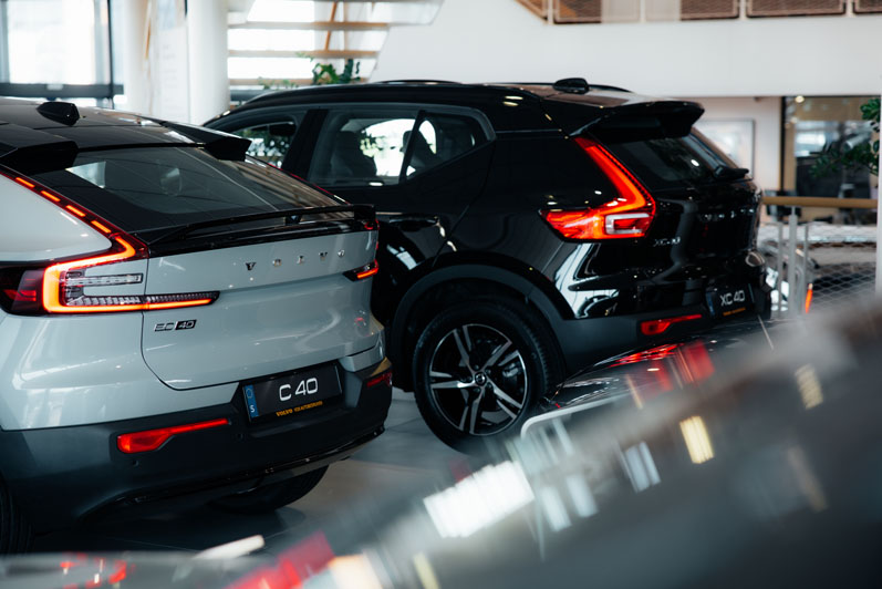 Showroom met Volvo's achter